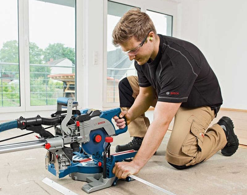 Test Complet Bosch Professional GCM 80 SJ - La Scie à Onglets Radiale qui Révolutionne Votre Atelier